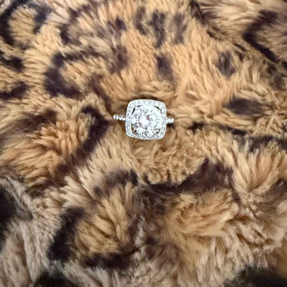 Elegant Silver Ring with Clear Gemstone